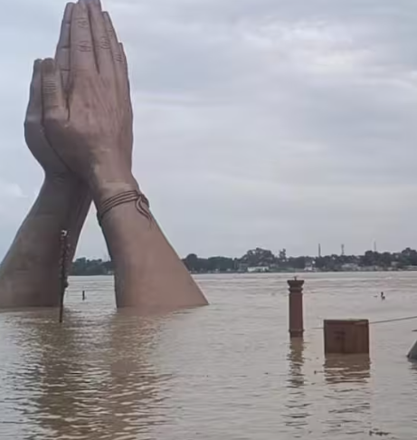 वाराणसी में गंगा-वरुणा का जलस्तर घटा, लोगों को मिली राहत; घाटों पर अभी भी पाबंदियां