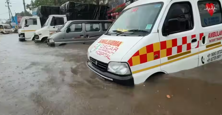 वसई-विरार में भारी बारिश से जनजीवन बेहाल, कई इलाकों में घुटनों तक पानी; गाड़ियां डूबीं