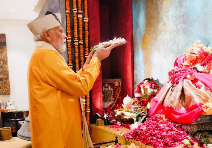 गणेश चतुर्थी पर पीएम मोदी ने की गणपति पूजा, पीयूष गोयल के घर पहुंचे अमित शाह ने भी लिया बप्पा का आशीर्वाद