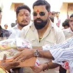 भोजपुर बाढ़ पीड़ितों की मदद को आगे आई पवन सिंह की टीम, सैकड़ों लोगों में बांटी राहत सामग्री