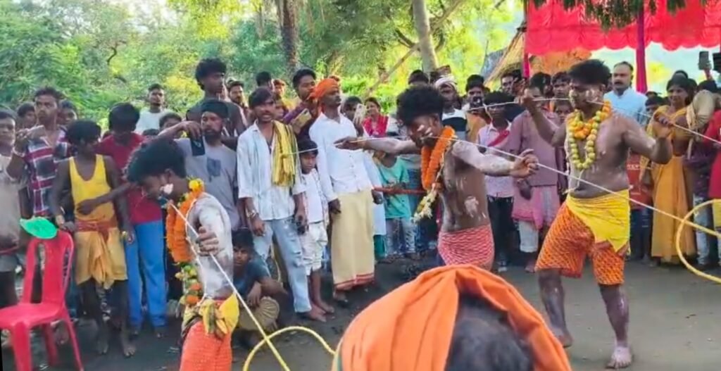 कुल्टी के मद्रासी पाड़ा शीतला मंदिर में 76 वर्षों की परंपरा, भक्तों ने किया अनोखा अनुष्ठान