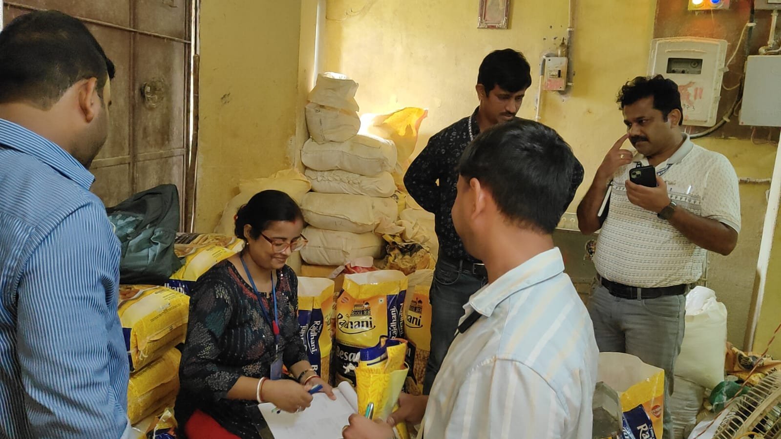 बराकर और कुल्टी में खाद्य सुरक्षा विभाग की छापेमारी, बेसन और मिठाइयों के सैंपल जांच के लिए भेजे