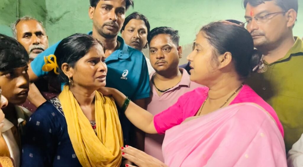 चासनाला हादसे में मृत मजदूर के परिवार को राहत, रागिनी सिंह ने सौंपा 15 लाख का चेक