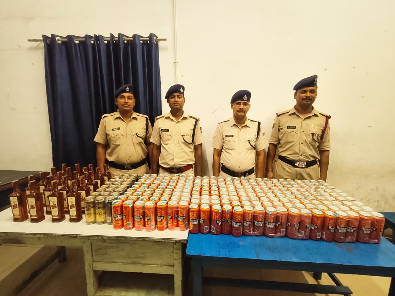 धनबाद रेलवे स्टेशन पर RPF की बड़ी कार्रवाई, ट्रेन से 130 लीटर बीयर और अंग्रेजी शराब बरामद