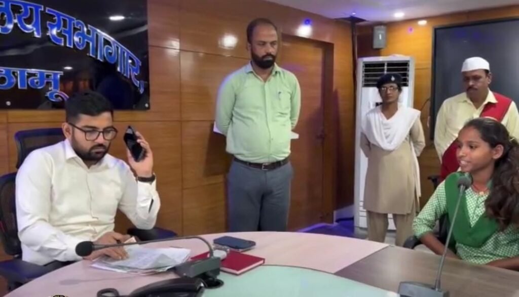 छात्राओं की शिकायत पर पलामू DC का त्वरित एक्शन, 24 घंटे में शुरू हुआ सड़क मरम्मत कार्य