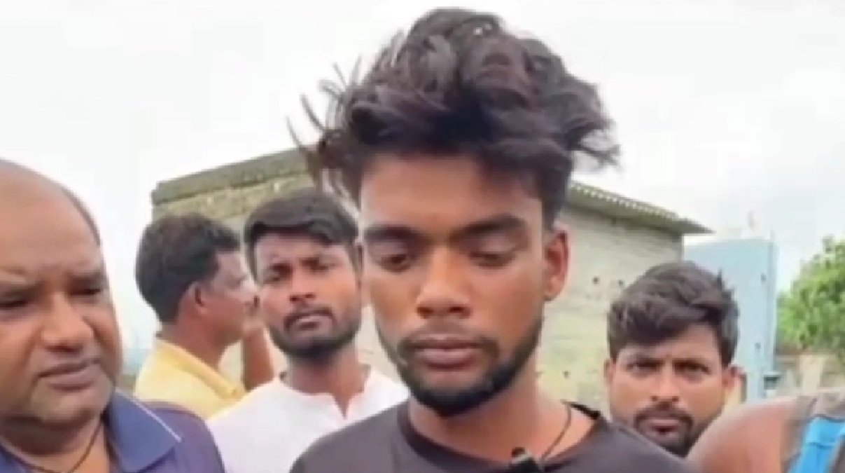 भ्रष्ट सिस्टम से परेशान युवक चढ़ा मोबाइल टावर, जयराम महतो से बात के बाद उतरा नीचे