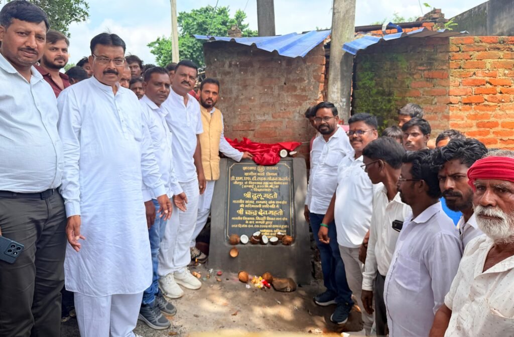 पियरसाल गांव में सड़क निर्माण का सपना साकार, सिंदरी विधायक चन्द्रदेव महतो ने किया शिलान्यास