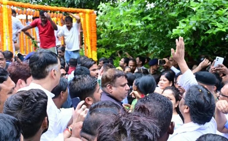 गिरिडीह में जनसैलाब के बीच सुदिव्य सोनू की अंतिम विदाई, बेटी को ढाढ़स देती दिखीं कल्पना सोरेन