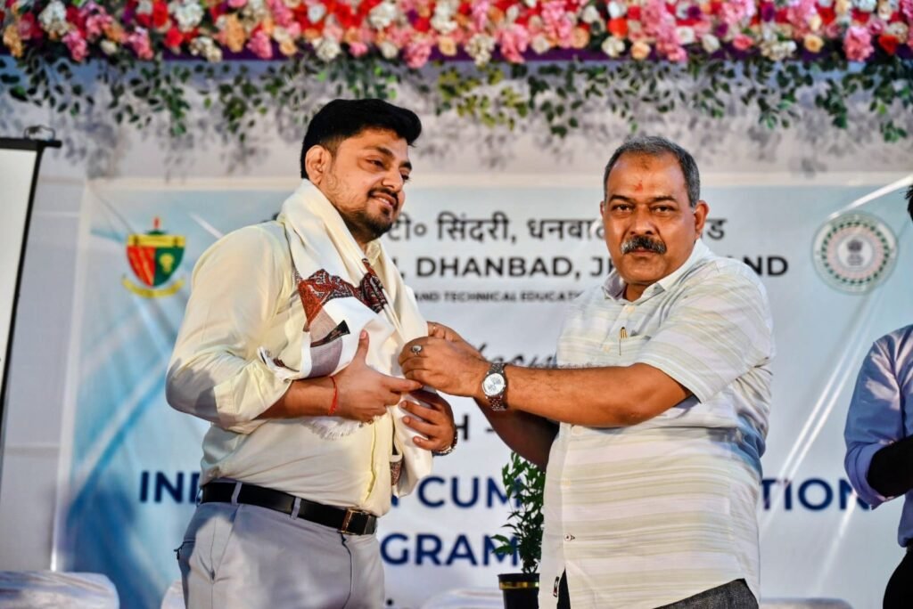 BIT सिंदरी पहुंचे DC आदित्य रंजन, छात्रों से बोले- चुनौतियों से घबराएं नहीं, सीख लें