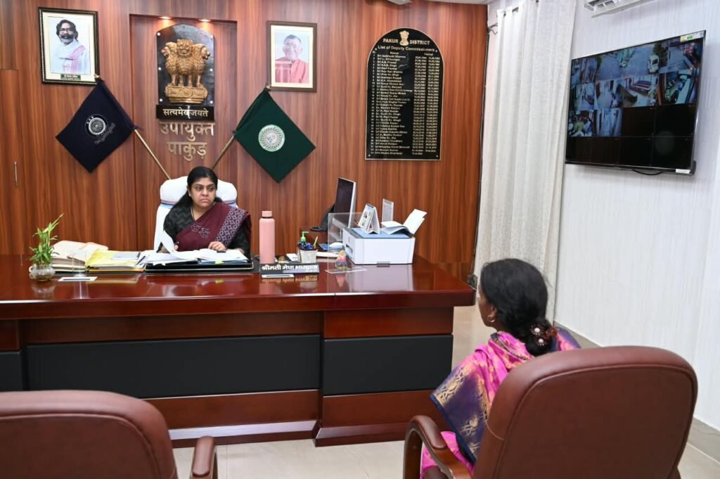 पाकुड़ जन समाधान दिवस में डीसी मेघा भारद्वाज ने सुनी लोगों की समस्याएं, त्वरित समाधान के दिए निर्देश
