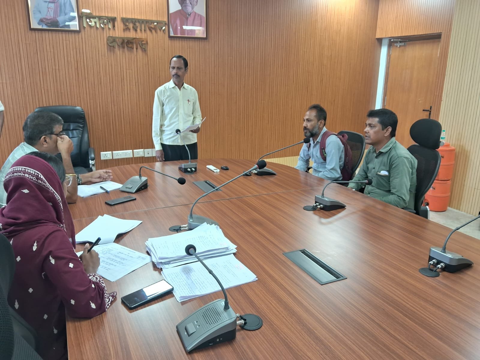 Dhanbad Janta Darbar: रंगदारी से जमीन विवाद तक, जनता ने अधिकारियों के सामने रखीं समस्याएं