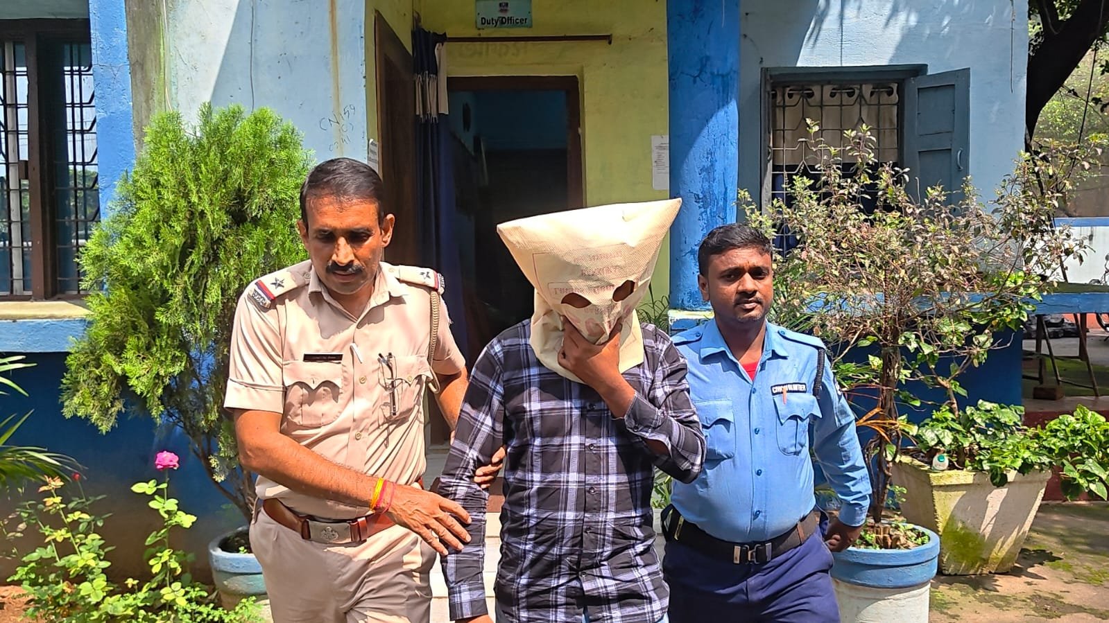 मिनीबस चालक की बेरहमी से पिटाई का CCTV वायरल, पुलिस ने एक आरोपी को दबोचा