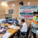 धनबाद-सिंदरी में SIR की जांच, प्रमंडलीय आयुक्त ने कई मतदान केंद्रों का किया औचक निरीक्षण