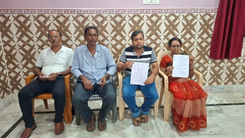 पाकुड़ में जर्जर भवन तोड़ने को लेकर भू-स्वामी ने मांगी पुलिस सुरक्षा, दुकानदारों से विवाद की आशंका