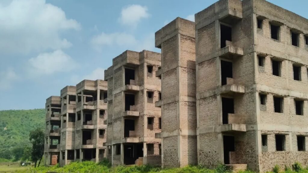 गढ़वा में 400 परिवारों का अपना घर का सपना अधूरा, नौ साल बाद भी नहीं मिला फ्लैट