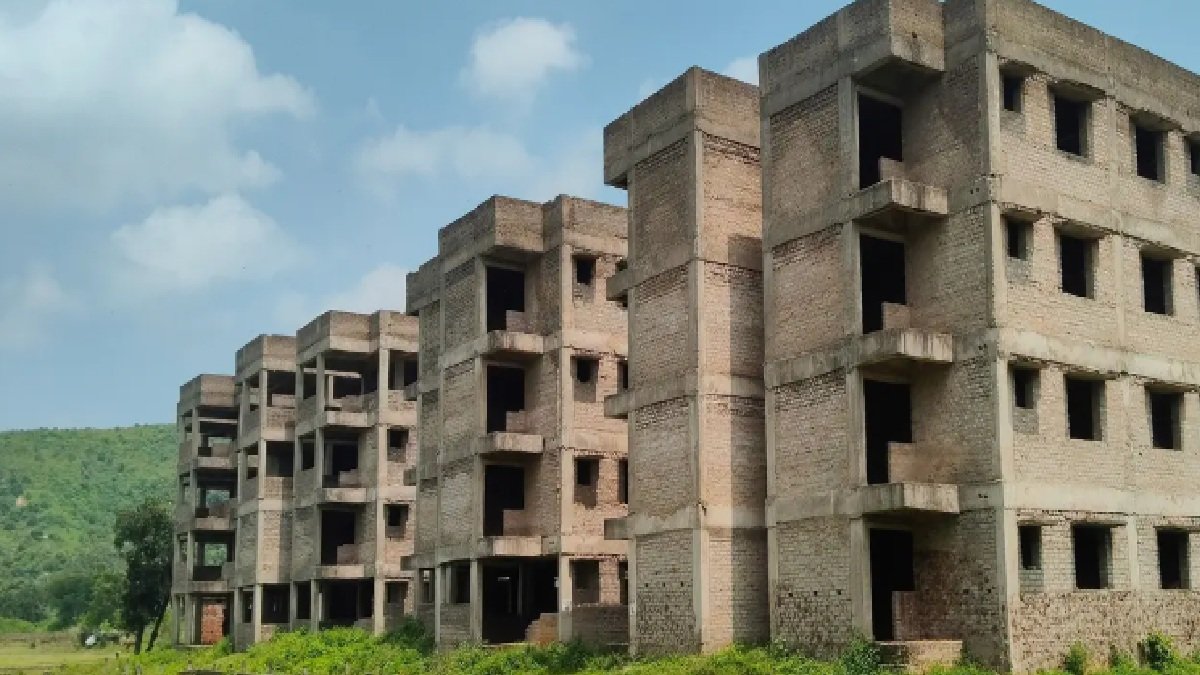 गढ़वा में 400 परिवारों का अपना घर का सपना अधूरा, नौ साल बाद भी नहीं मिला फ्लैट