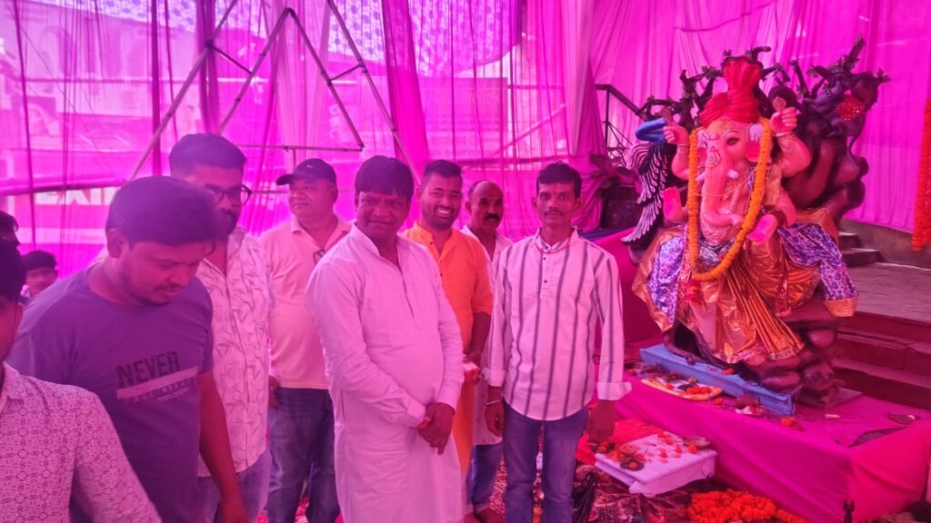 बैंक मोड़ एसी मार्केट में भव्य गणेश पूजा, सांसद ढुल्लू महतो समेत कई गणमान्य पहुंचे