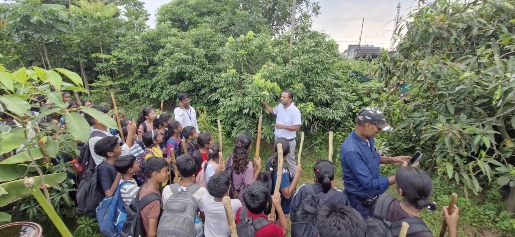 धनबाद में कृषि शोध केंद्र पहुंचे स्कूली बच्चे, दुर्लभ पौधों को देखकर बढ़ी प्रकृति संरक्षण की रुचि