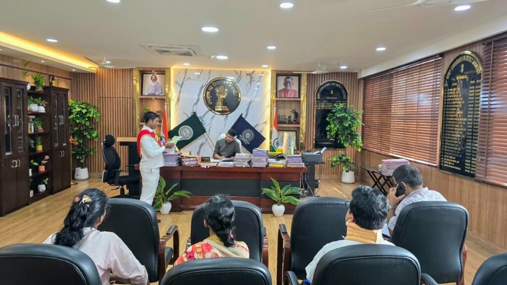 Dhanbad Janta Darbar: उपायुक्त आदित्य रंजन ने सुनीं आमजनों की समस्याएं, अधिकारियों को त्वरित कार्रवाई के निर्देश