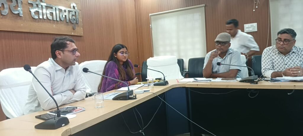 सीतामढ़ी में स्वच्छता योजनाओं की समीक्षा, मनरेगा की वार्षिक कार्य योजना में शामिल करने पर जोर