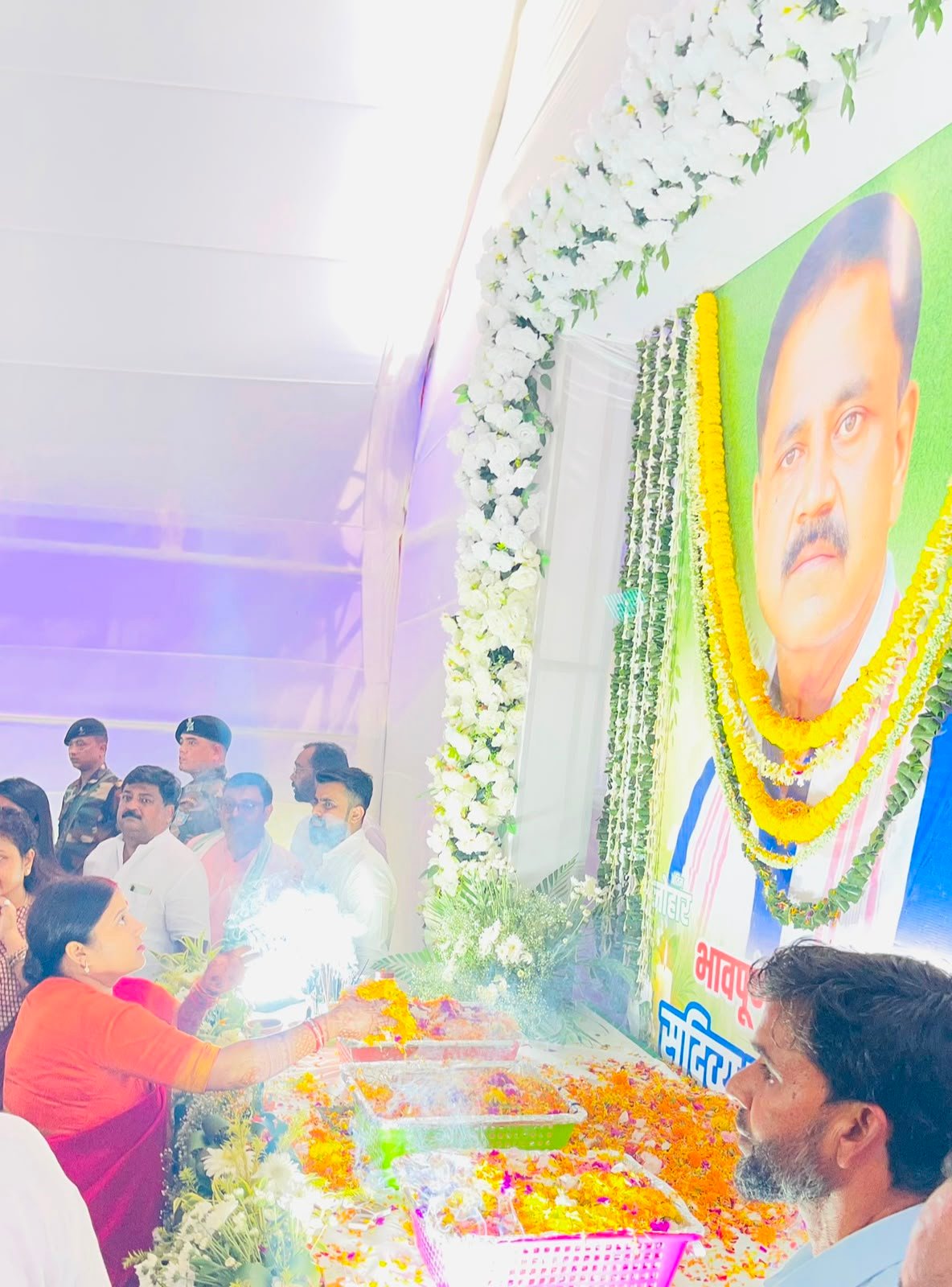 सुदिव्य कुमार सोनू के द्वादशकर्म में पहुंचीं रागिनी सिंह, तस्वीर पर पुष्प अर्पित कर दी श्रद्धांजलि