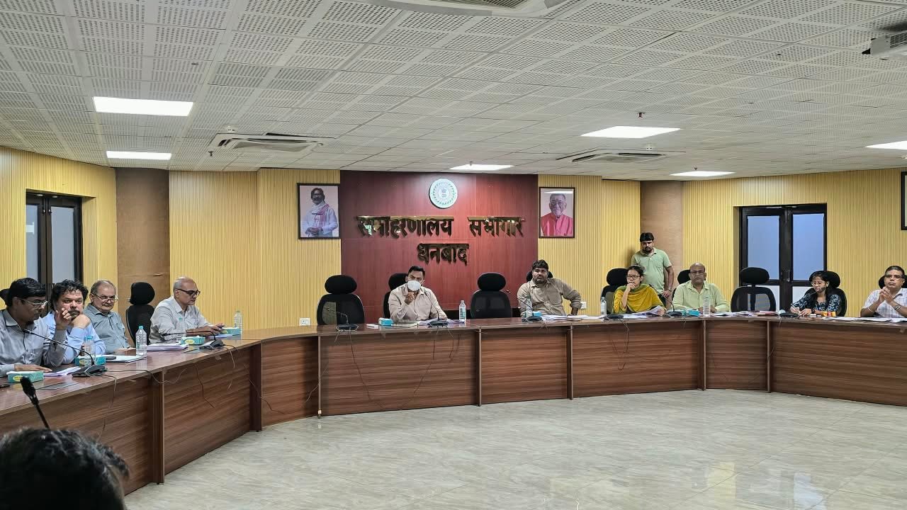 धनबाद में भू-धंसान प्रभावित स्कूलों के सुरक्षित स्थानांतरण की तैयारी, खनन क्षेत्र के विद्यालयों की होगी जांच