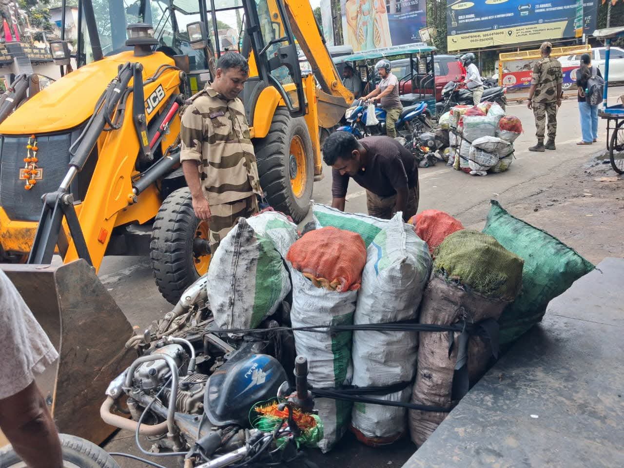 रणधीर वर्मा चौक पर CISF का बड़ा एक्शन, कोयला लदी दो बाइक जब्त