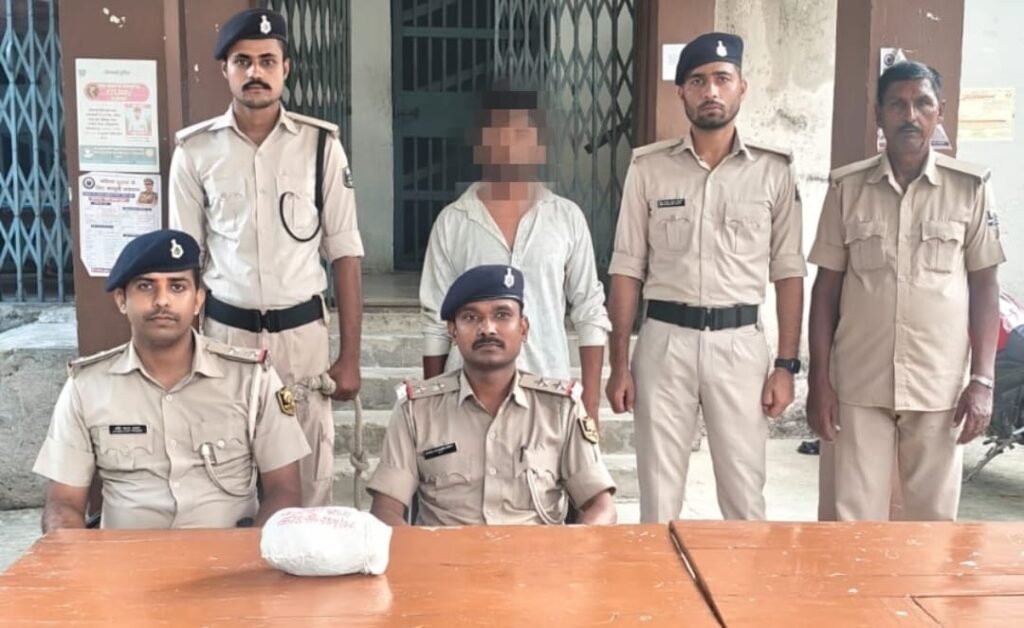 सीतामढ़ी में तीन लाख रुपये के चरस के साथ तस्कर गिरफ्तार, 19 संदिग्ध कांड दर्ज