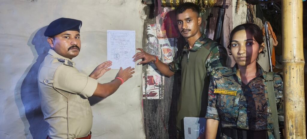 सीतामढ़ी में अपहरण मामले के आरोपी के खिलाफ कोर्ट का इश्तिहार चस्पा