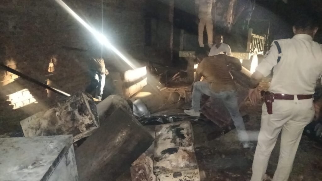सीतामढ़ी में हत्या के प्रयास के आरोपी मो. एजाज के खिलाफ कुर्की अधिपत्र की कार्रवाई
