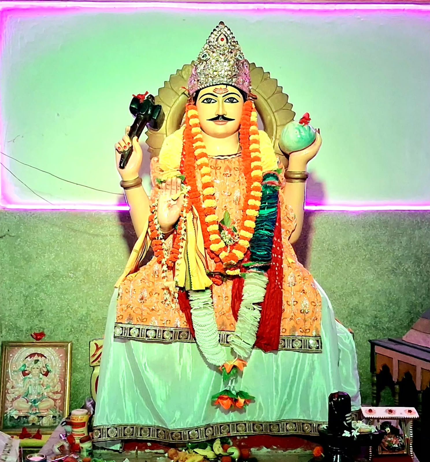 सिंदरी में हर्षोल्लास के साथ संपन्न हुई विश्वकर्मा पूजा, विधायक चंद्रदेव महतो ने की पूजा-अर्चना