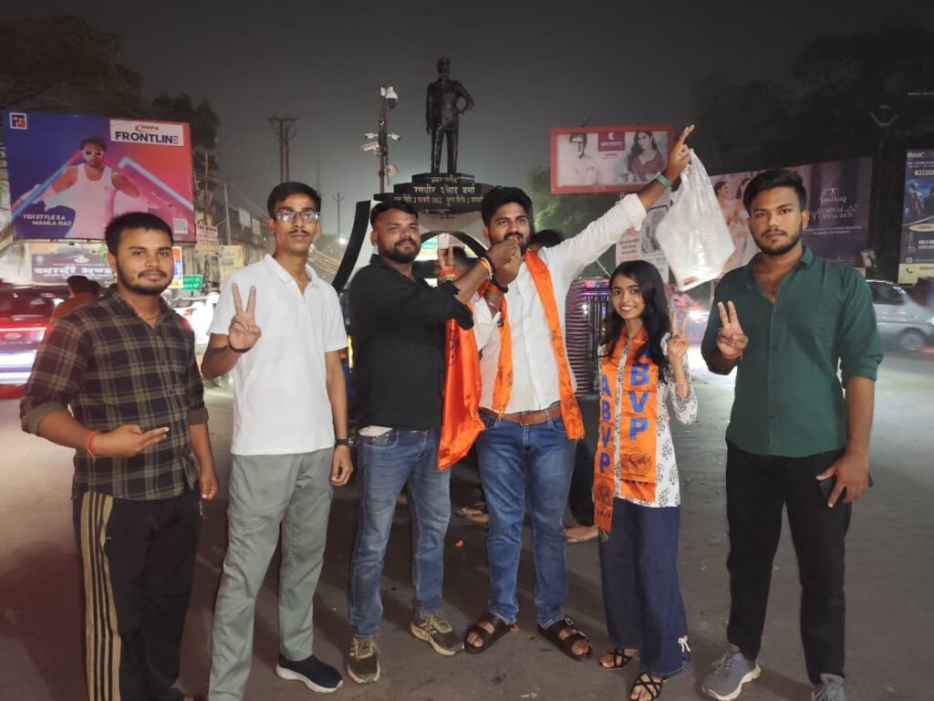 DUSU चुनाव में ABVP की तीन सीटों पर जीत से धनबाद में जश्न, रणधीर वर्मा चौक पर फोड़े पटाखे