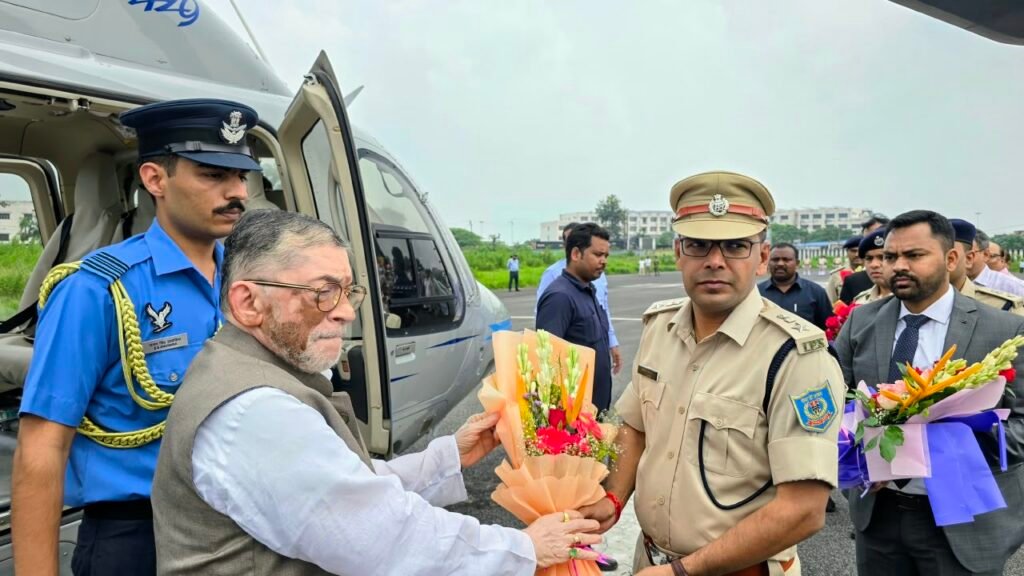 धनबाद पहुंचे राज्यपाल संतोष कुमार गंगवार, बरवाअड्डा एयरपोर्ट पर दिया गया गार्ड ऑफ ऑनर