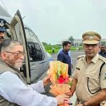 धनबाद पहुंचे राज्यपाल संतोष कुमार गंगवार, बरवाअड्डा एयरपोर्ट पर दिया गया गार्ड ऑफ ऑनर