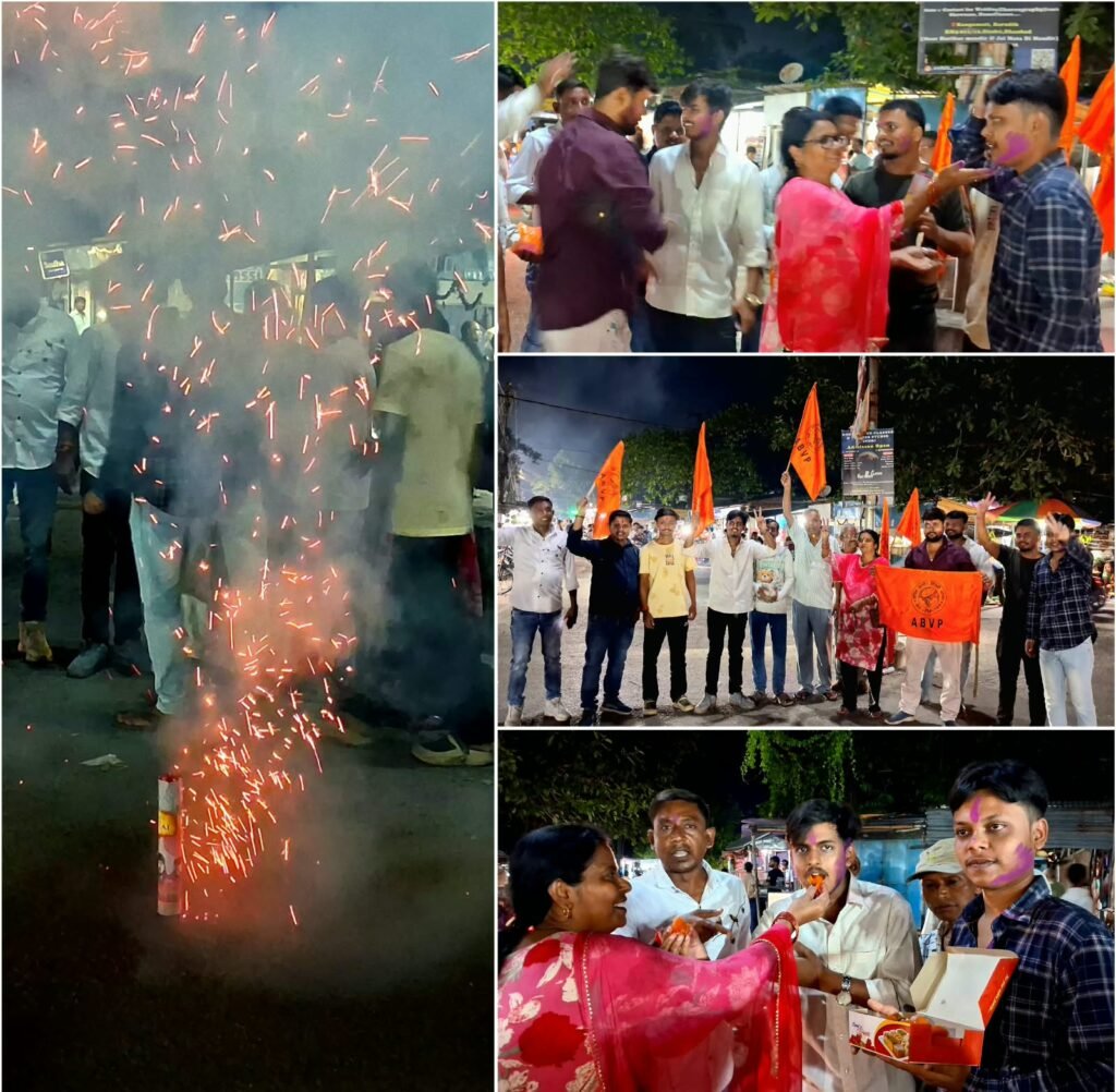 DUSU में ABVP की जीत पर सिंदरी में जश्न, कार्यकर्ताओं ने पटाखे फोड़कर मनाई खुशी