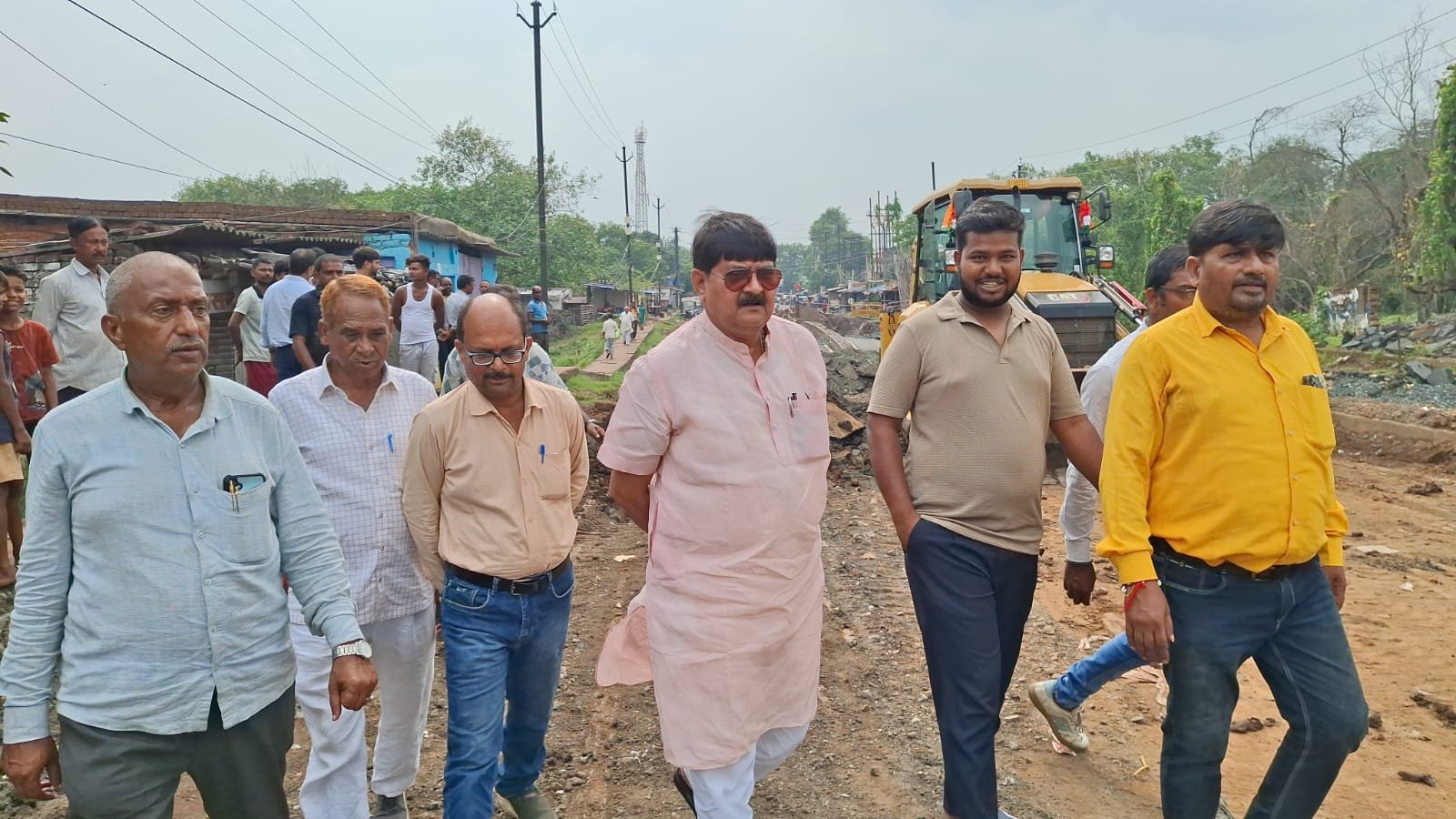 केंदुआ–राजपूत बस्ती सड़क निर्माण में तेजी, राज सिन्हा ने स्थगित किया चक्का जाम