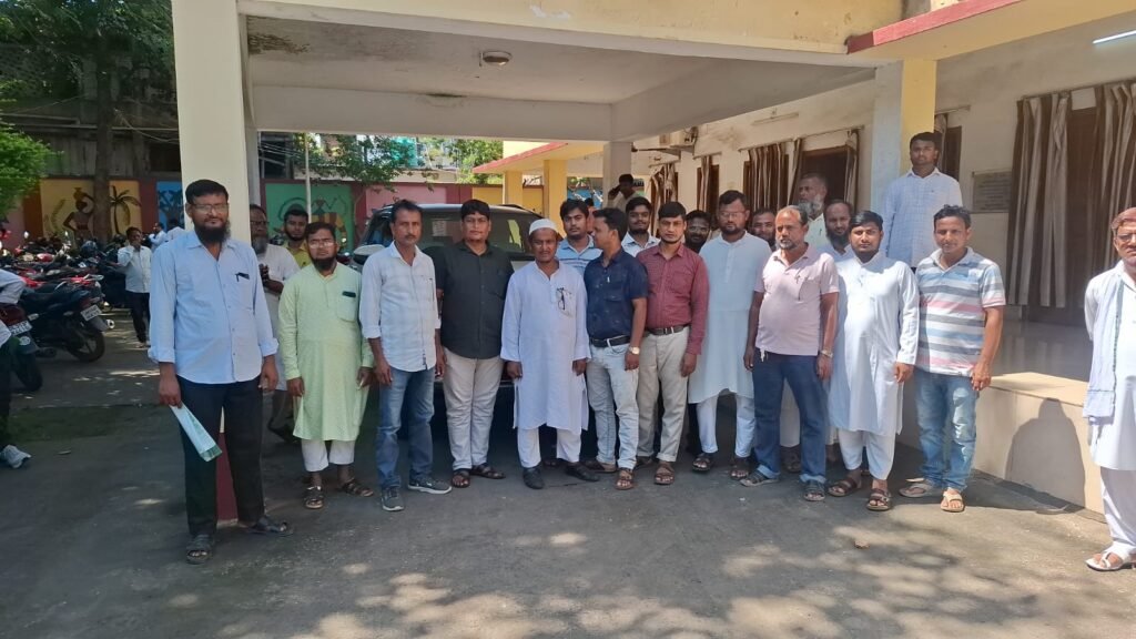 पेंशन और सातवें वेतनमान की मांग को लेकर सांसद विजय हांसदा से मिले मदरसा शिक्षक संघ के प्रतिनिधि