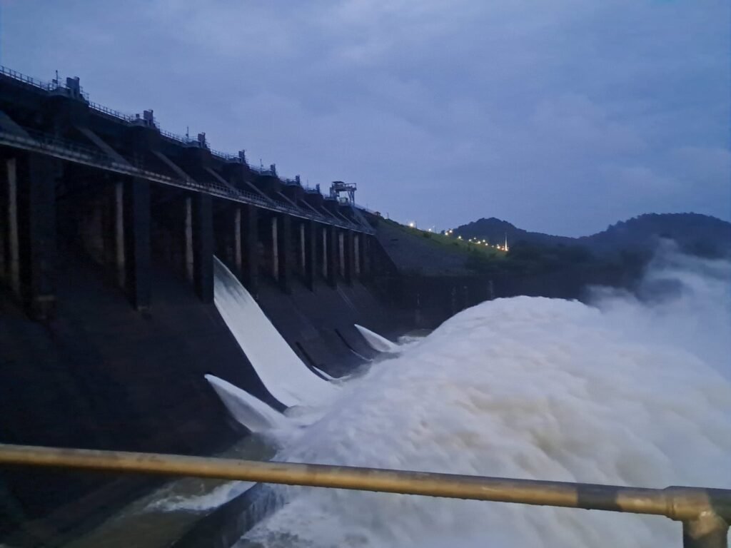 लगातार बारिश से बढ़ा मैथन-पंचेत डैम का जलस्तर, सुरक्षा के लिए पानी की निकासी शुरू