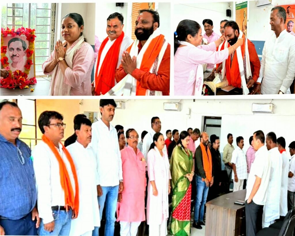 धनबाद जिला भाजपा कार्यालय में मनाई गई पंडित दीनदयाल उपाध्याय की जयंती, नेताओं ने किया नमन