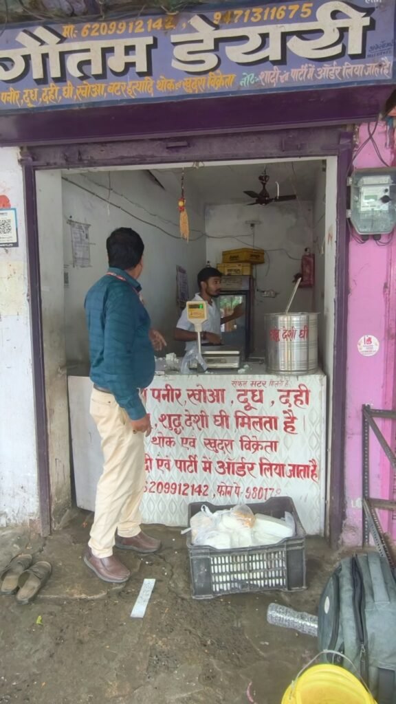 धनबाद में मिलावटी पनीर के खिलाफ बड़ी कार्रवाई, गौतम डेयरी सील; 60 किलो से अधिक संदिग्ध पनीर जब्त