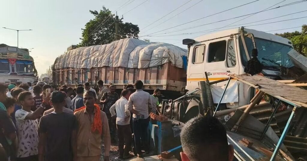 बरवाअड्डा में चाय-लिट्टी की दुकान में घुसा तेज रफ्तार ट्रेलर, दो दर्जन लोग बाल-बाल बचे