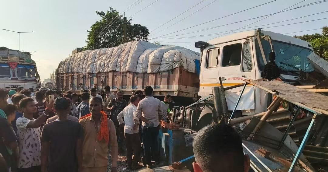 बरवाअड्डा में चाय-लिट्टी की दुकान में घुसा तेज रफ्तार ट्रेलर, दो दर्जन लोग बाल-बाल बचे