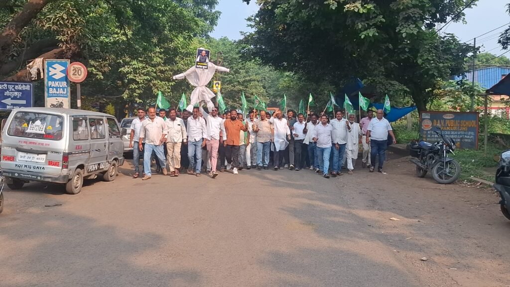 पाकुड़ में झामुमो का प्रदर्शन, CEC ज्ञानेश कुमार का पुतला फूंका; चुनाव आयोग पर उठाए सवाल