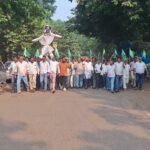 पाकुड़ में झामुमो का प्रदर्शन, CEC ज्ञानेश कुमार का पुतला फूंका; चुनाव आयोग पर उठाए सवाल