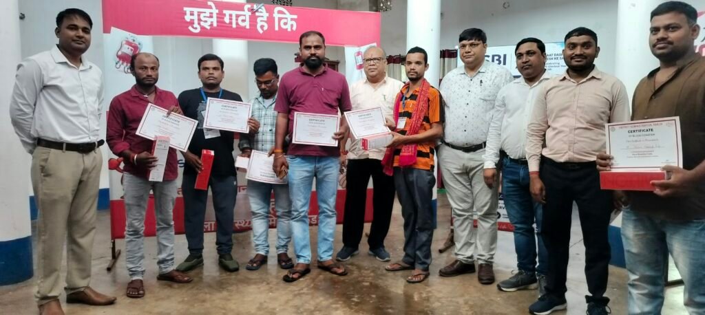 पाकुड़ में मानवता की मिसाल, पुलिस-माइनिंग समेत विभिन्न विभागों ने किया रक्तदान; 87 यूनिट रक्त संग्रह