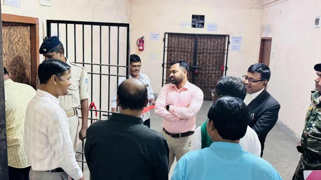 धनबाद में EVM वेयरहाउस का तिमाही निरीक्षण, डीडीसी सन्नी राज ने सुरक्षा व्यवस्था का लिया जायजा