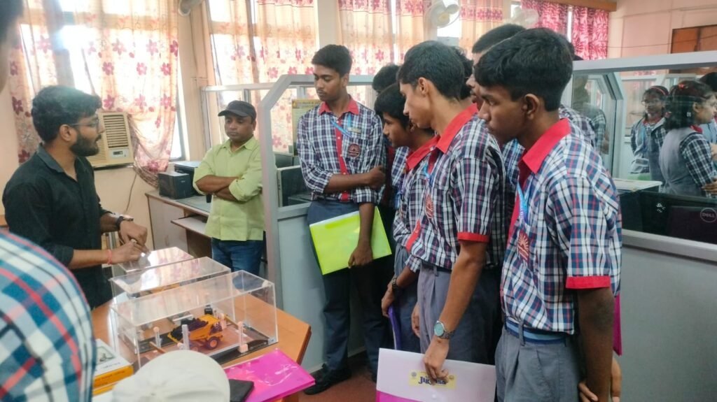 CSIR-CIMFR में केंद्रीय विद्यालय के छात्रों का शैक्षणिक भ्रमण, वैज्ञानिकों से समझी रिसर्च की बारीकियां