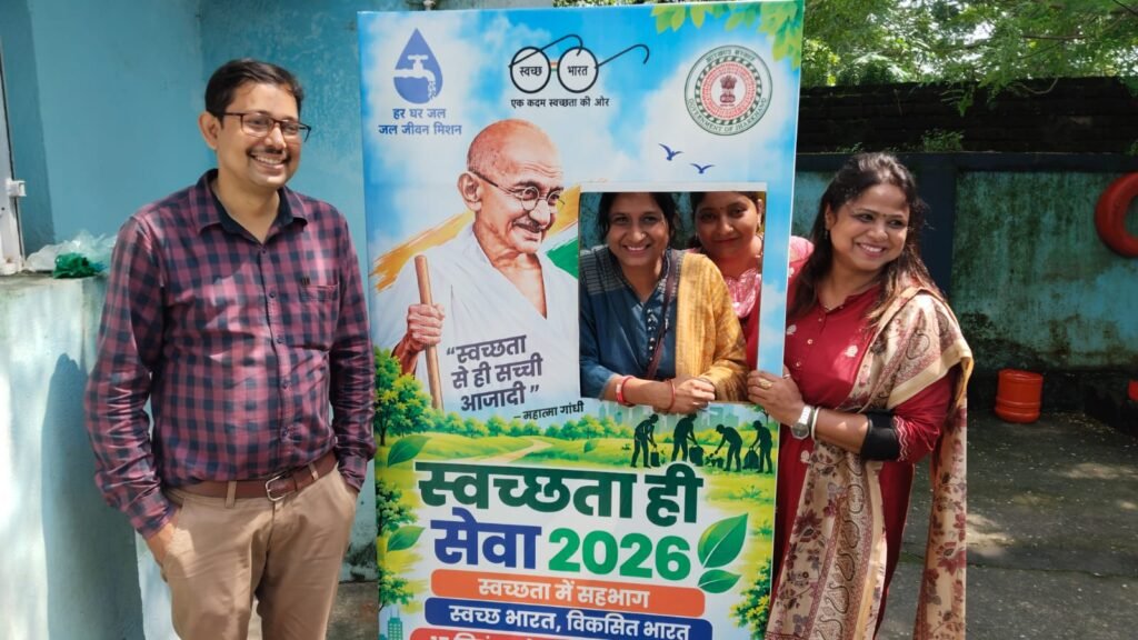 धनबाद में ‘वेस्ट टू आर्ट’ कार्यक्रम, प्लास्टिक बोतलों को गमले बनाकर दिया स्वच्छता का संदेश
