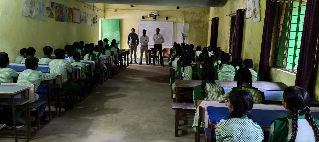 धनबाद में छात्राओं को सिखाए गए ट्रैफिक नियम, सड़क सुरक्षा का दिलाया संकल्प