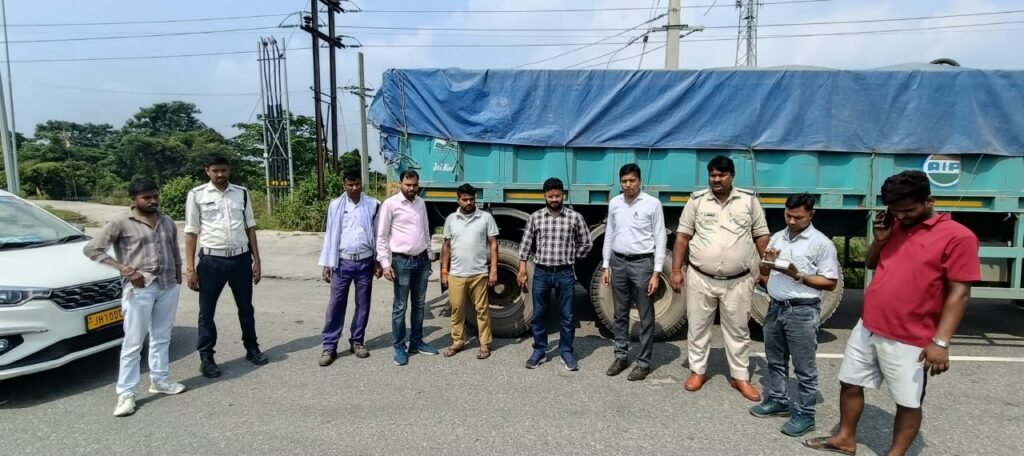 धनबाद में हाईवे पर अवैध पार्किंग के खिलाफ कार्रवाई, 75 वाहनों से 9 लाख जुर्माना